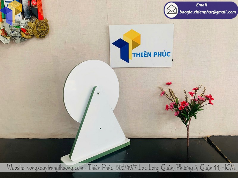 vòng quay may mắn để bàn gỗ tốt