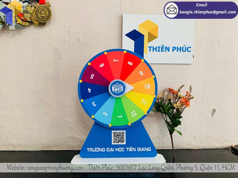 vòng quay may mắn để bàn gỗ